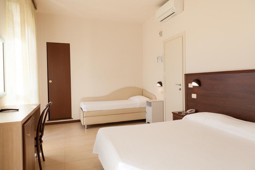 Hotel Metropol Пезаро Экстерьер фото